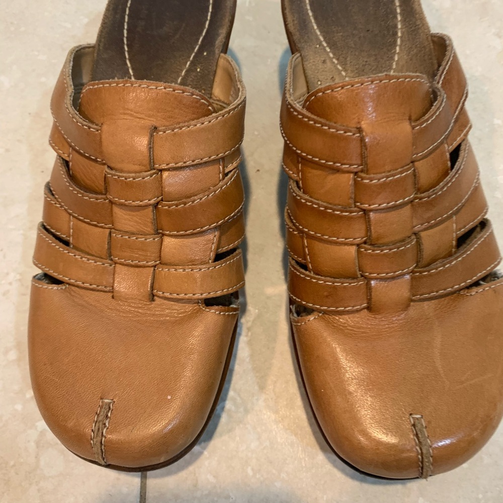 Dr Scholl’s tan clogs